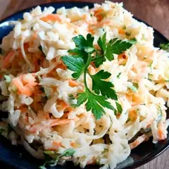 Pyszna surówka z tartej białej rzepy i marchewki, z natką pietruszki. Idealna, by dowiedzieć się, jak przygotować surówkę z białej rzepy bez charakterystycznej goryczki.
