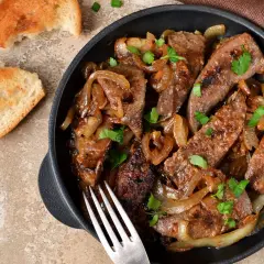 Wątróbka duszona z cebulą, podana z grzankami. Sekret jak smażyć wątróbkę żeby nie pryskała.