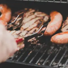 Kaszanka i mięso grillują się na ruszcie. Idealny sposób, jak przyrządzić kaszankę na ognisku.