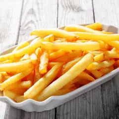 Złociste frytki w białej misce, idealne do domowego sposobu na frytki z McDonald's.