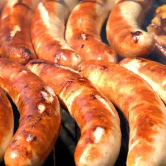 Złociste kiełbaski na patelni, idealne do grillowania. Dowiedz się, ile smażyć kiełbasę na patelni, by były pyszne.