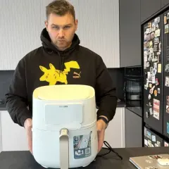 Mężczyzna w bluzie z Pikachu prezentuje frytkownicę beztłuszczową. Czy warto kupować frytkownicę beztłuszczową air fryer opinie 2026?