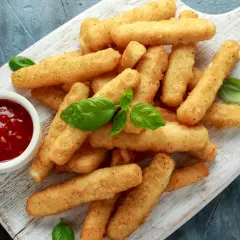 Jak zrobić frytki z halloumi – idealna przekąska na imprezę. Złociste paluszki serowe z sosem pomidorowym i bazylią.