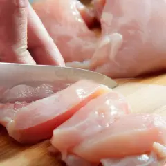 Krojenie mięsa wzdłuż włókien zamiast w poprzek sprawia, że kawałki są dłuższe i mogą być bardziej włókniste.