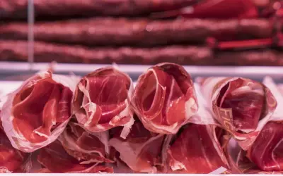 Roladki szynki, ukazujące różnicę między szynką parmeńską a serrano w procesie dojrzewania.