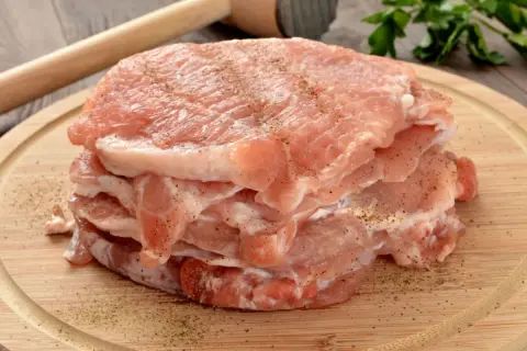 Stosowanie najlepszych technik rozbijania mięsa na kotlety bez niszczenia włókien to klucz do soczystego dania.