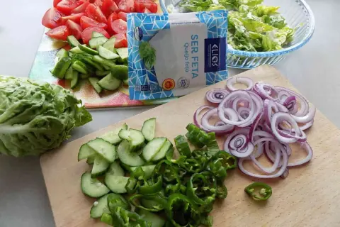Jaki ser do sałatki? Odkryj idealne połączenia smaków!