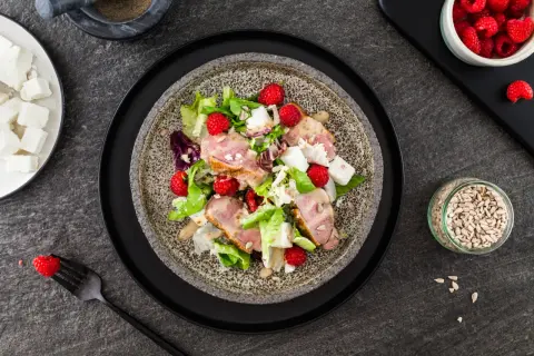 Sałatka z kaczką i kurczakiem, malinami i serem feta. Idealna inspiracja, jak dobrać owoce do sałatek z mięsem kaczka a kurczak.