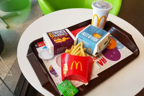 Taca z jedzeniem McDonald's: frytki, nuggetsy, Filet-O-Fish, napój i sos.