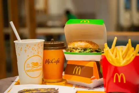 Zestaw McDonald's: burger, frytki i napój. Małe frytki z Maka mają ok. 230 kcal.