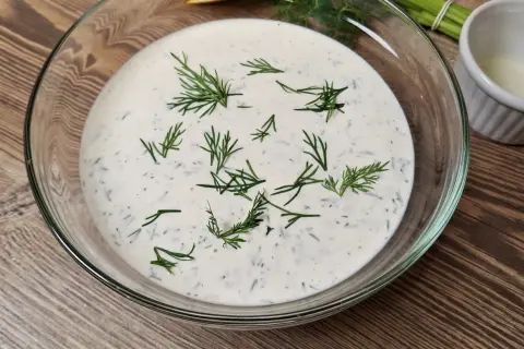 Domowy dressing rancz bez sztucznych dodatków, z koperkiem i czosnkiem, gotowy do podania.