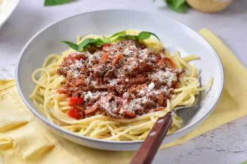 Jak zrobić sos do spaghetti z mięsem mielonym – prosty przepis na smakowity obiad