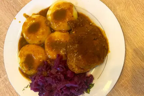 Kotlet schabowy w sosie z kluskami śląskimi i czerwoną kapustą – tak można zrobić z szynki wieprzowej.