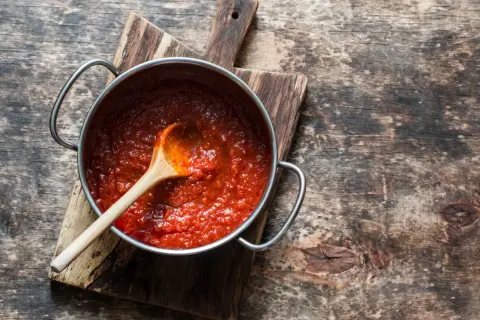 Jak zrobić sos do spaghetti z przecieru - prosty przepis na pyszny sos