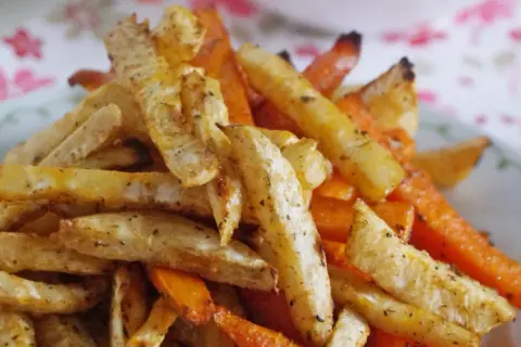 Pieczone frytki z selera i marchewki, idealne dla diabetyka. Zdrowe i pyszne!