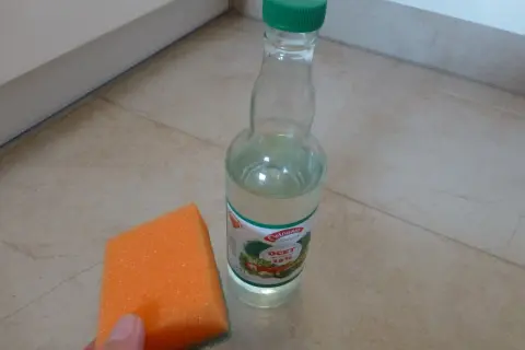 Pomarańczowa gąbka i butelka octu spirytusowego 10%. Użycie go zamiast winnego w surówkach może zepsuć smak.