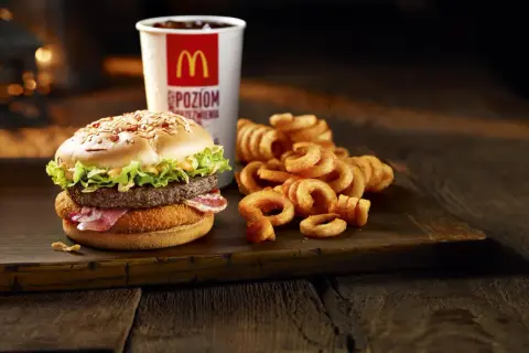 Burger, napój i chrupiące, zakręcone frytki w McDonald's. Idealny zestaw na szybki posiłek.