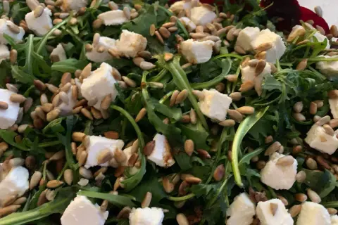 Sałatka z rukolą, serem feta i pestkami słonecznika. Idealna jako dodatek do carpaccio z buraków, do której sos zrobisz w mig!