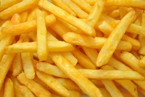 Złociste frytki, dlaczego frytki z McDonald's smakują inaczej niż domowe? Sekret łoju i idealnej chrupkości.