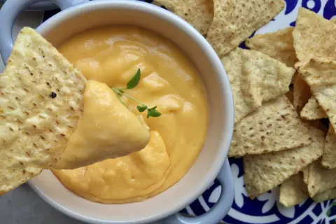 Jak przygotować sos serowy do frytek typu cheddar dip? Gęsty, kremowy sos serowy z nachosami, idealny do maczania.