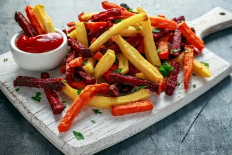 Frytki z buraka, batata i ziemniaka z ketchupem. Jakie przyprawy dodać do frytek poza solą papryka wędzona i parmezan? Może czosnek, zioła prowansalskie lub curry?