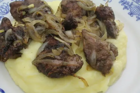 Smażona wątróbka z cebulką na purée ziemniaczanym. Idealny czas smażenia wątróbki to klucz do jej delikatności.