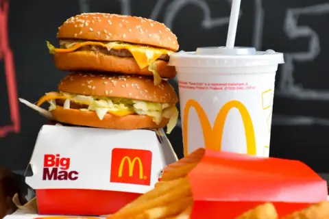 Dwa Big Maci, napój i porcja frytek. Zastanawiasz się, ile ważą małe frytki w McDonald's?