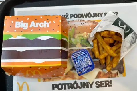 Duże frytki z Maka, sos śmietanowy i pudełko Big Arch. Ile kcal mają duże frytki z maka?