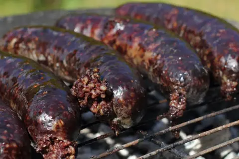 Kaszanka na grillu, idealna do usmażenia. Zobacz, jak przygotować to pyszne danie.