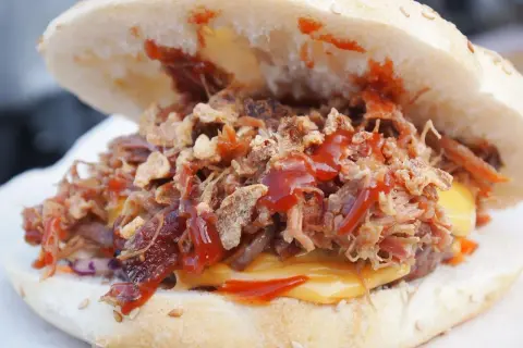 Pyszna szarpana wieprzowina w bułce z serem i sosem. Idealny przepis na szybki obiad.