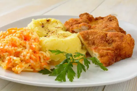 Jaka surówka do schabowego? Odkryj najlepsze smaki na talerzu