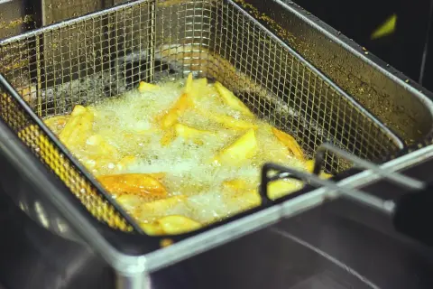 Frytki smażą się w gorącym oleju. Zastanawiasz się, ile razy można użyć tego samego oleju do smażenia frytek?