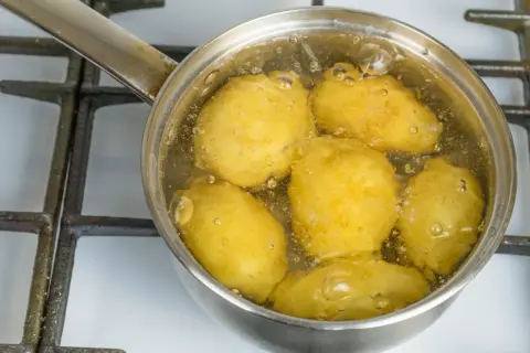 Gotujesz ziemniaki w garnku na kuchence. Chcesz wiedzieć, jak przygotować sałatkę ziemniaczaną, żeby ziemniaki się nie rozpadły? Kluczem jest odpowiednie gotowanie.