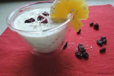 Jak dobrać owoce do surówek wytrawnych? Ananas i żurawina w kremowym deserze z płatkami owsianymi.