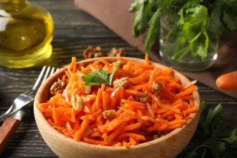 Surówka z marchewki jak z restauracji - prosta receptura na smakowitość