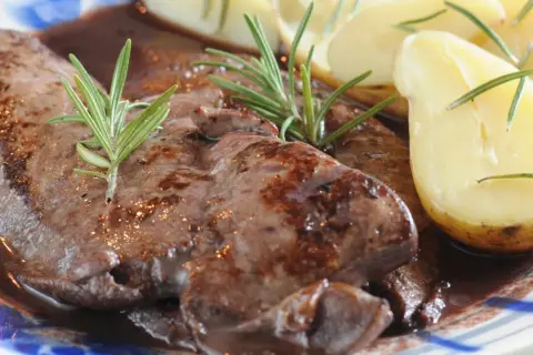 Smażona wątróbka w sosie z rozmarynem i ziemniakami. Dowiedz się, jak oczyścić wątróbkę, by była pyszna.