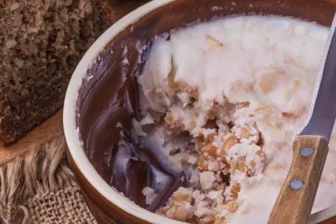 Domowy smalec ze skwarkami i cebulką od podstaw. Pyszny smarowidło na chlebie.