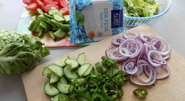 Jaki ser do sałatki? Odkryj idealne połączenia smaków!