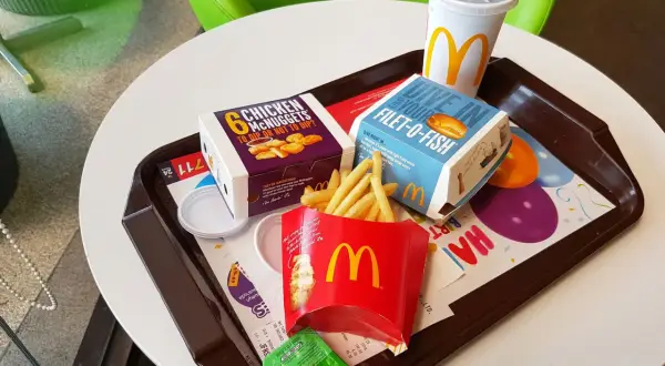 Taca z jedzeniem McDonald's: frytki, nuggetsy, Filet-O-Fish, napój i sos.