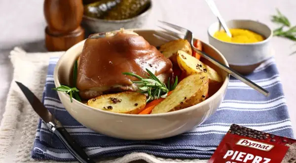 Gotowana golonka w zupie? Nie, to pieczona golonka z ziemniakami i marchewką. Idealna na obiad, doprawiona świeżym pieprzem.