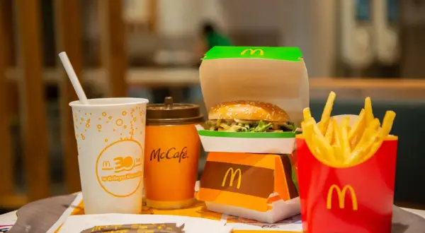 Zestaw McDonald's: burger, frytki i napój. Małe frytki z Maka mają ok. 230 kcal.