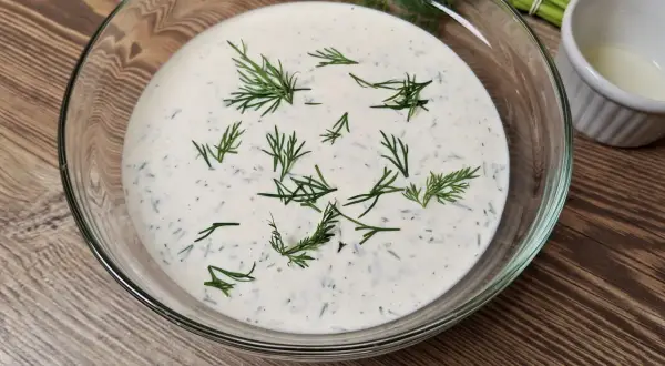 Domowy dressing rancz bez sztucznych dodatków, z koperkiem i czosnkiem, gotowy do podania.