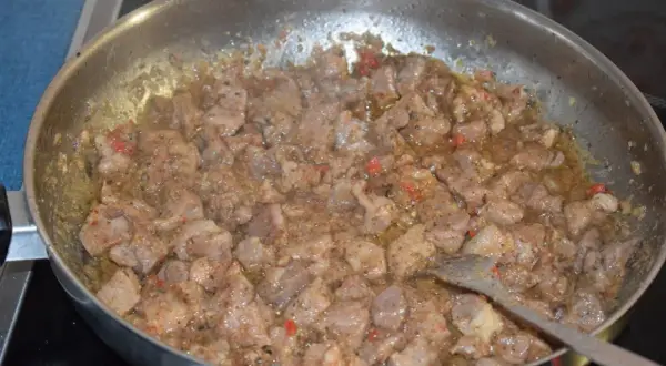 Kawałki wołowiny duszone na patelni z przyprawami, klucz do tego, jak zmiękczyć mięso wołowe w gulaszu.