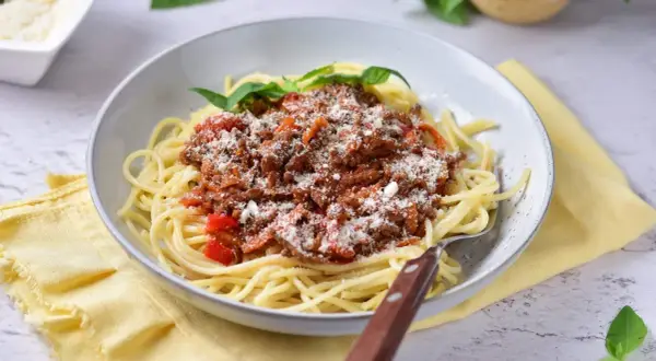 Jak zrobić sos do spaghetti z mięsem mielonym – prosty przepis na smakowity obiad