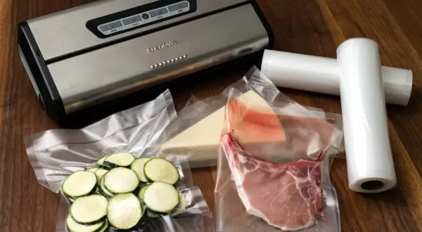 Pakowarka próżniowa z mięsem, cukinią i serem. Zastanawiasz się, czy warto kupować mięso pakowane próżniowo w marketach?