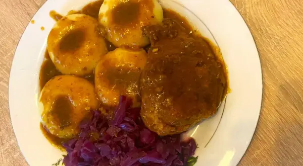Kotlet schabowy w sosie z kluskami śląskimi i czerwoną kapustą – tak można zrobić z szynki wieprzowej.