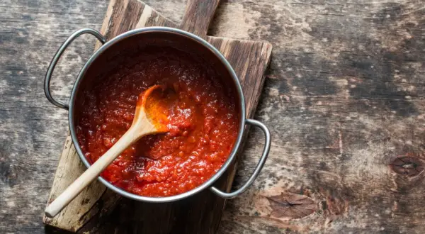Jak zrobić sos do spaghetti z przecieru - prosty przepis na pyszny sos
