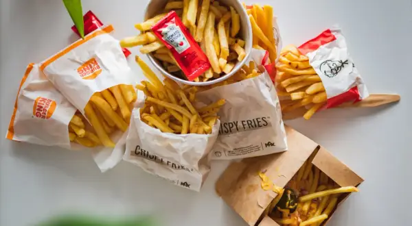 Stos frytek z różnych restauracji. Zastanawiasz się, ile kosztują średnie frytki? Tu znajdziesz odpowiedź!