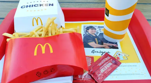 Na tacy McDonald's znajdują się duże frytki, burger supreme chicken, napój i ketchup.