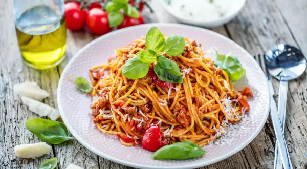 Jak zrobić spaghetti z gotowym sosem w 15 minut - proste i pyszne
